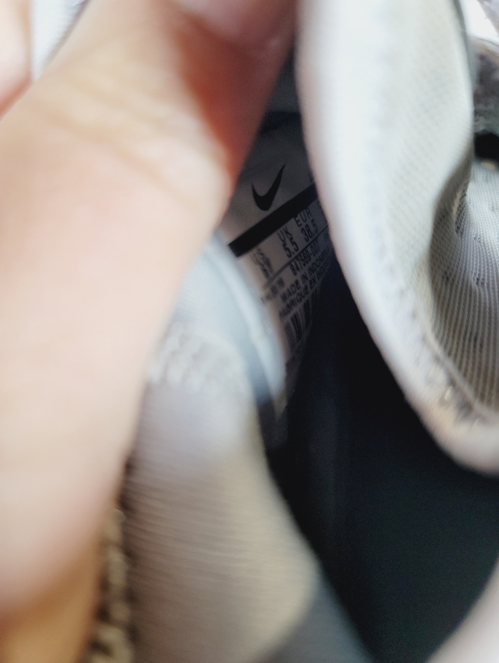Nike Air HUARCHACHI Sneakers, Size 6Y - Picture 4 of 7